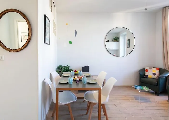 #21 2 Bdr Balconies 10 Mins Walk To Sea 5mins To Tram *